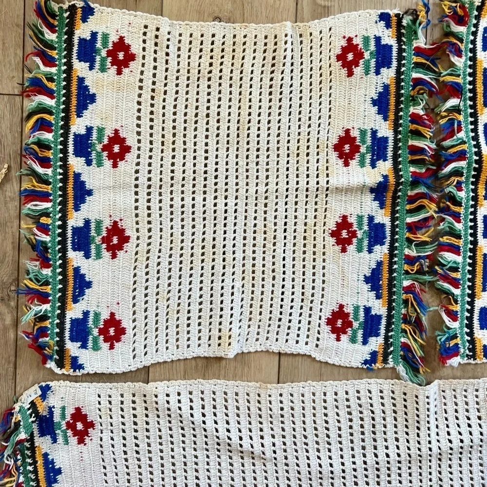 Vintage Crochet Set of 4 Placemats and Table Runner with Fringe and Flower Motif